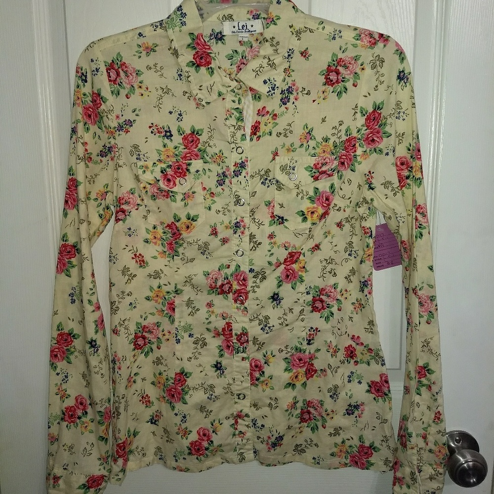 L.e.i snap up shirt